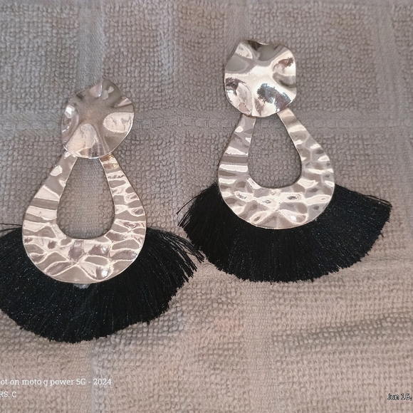 Black and gold large fan feather fringe pierced earrings - Picture 1 of 13